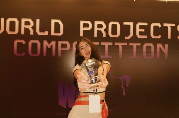 Narmina holding the World Projects Competition winner's trophy